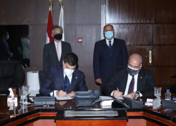وزير النقل يشهد توقيع مذكره تفاهم بين الشركة المصرية لادارة وتشغيل مترو الانفاق وشركة هيتاشي للسكك الحديدية اس تي اليابانية