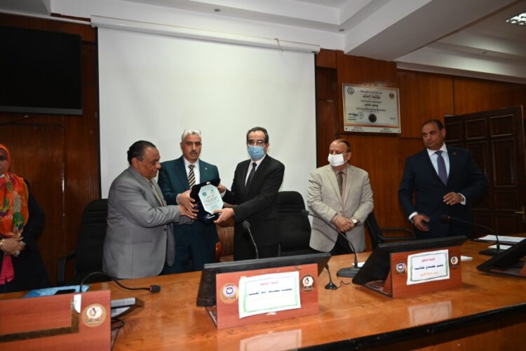 رئيس جامعة الفيوم يشهد المنتدي الثقافي الأول بكلية التربية بعنوان منظومة القيم في عصر الرقمنة 1 رئيس جامعة الفيوم يشهد المنتدي الثقافي الأول بكلية التربية بعنوان منظومة القيم في عصر الرقمنة