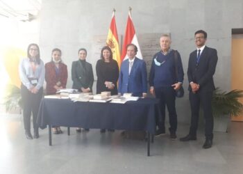 وفد سياحي من إسبانيا يزور مكتبة الإسكندرية ويهديها مجموعة من المؤلفات الإسبانية