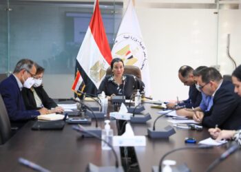 وزيرة البيئة وبعثة البنك الدولي في مناقشة لتقرير التنمية والمناخ القطري