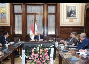 القصير يوجه بتكثيف تواجد المرشدين الزراعيين والأساتذة والباحثين مع المزارعين