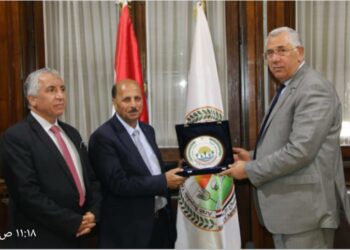 القصير يكرم رئيس المشروع القومي الفائز في معرض "جنيف" الدولي للابتكارات