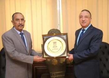 الشريف يكرم سكرتير عام محافظة الإسكندرية السابق