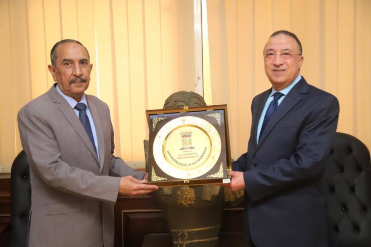 الشريف يكرم سكرتير عام محافظة الإسكندرية السابق