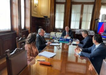 القصير يبحث مع مدير شركة القناة للسكر لزراعة 180 ألف فدان بالمنيا