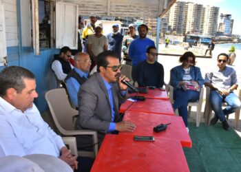 جمال رشاد يحذر عمال شواطئ الإسكندرية من فرض الاتاوات