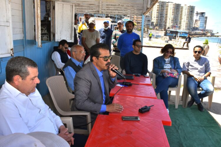 جمال رشاد يحذر عمال شواطئ الإسكندرية من فرض الاتاوات