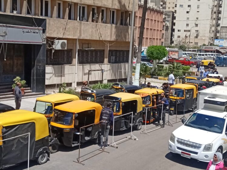 ضبط 16 "توكتوك" و3 "تروسيكل" بحي المنتزه أول بالإسكندرية