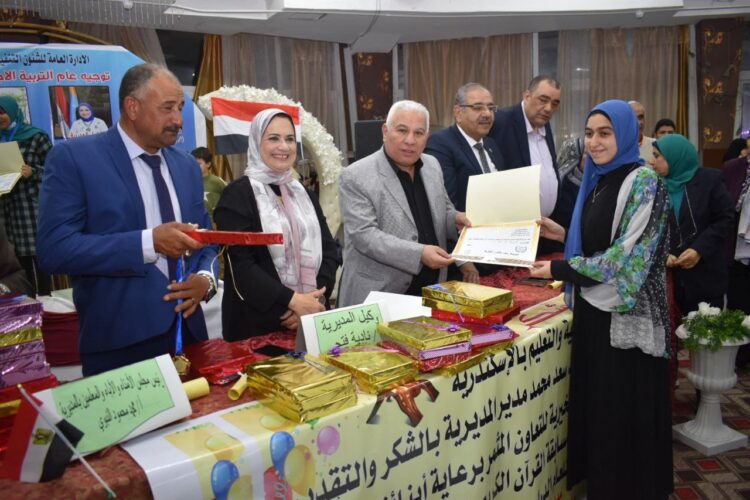 تعليم الإسكندرية يكرم حفظة القرآن من المراحل التعليمية ال 3 1 تعليم الإسكندرية يكرم حفظة القرآن من المراحل التعليمية ال 3