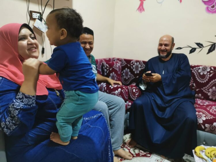 رئيس التحرير يكتب : فى كنف أخصائى المكتبات العبقرى جمعه داود إبن قرية صالحجر  وأسرته أدركت نعمة الرضا .