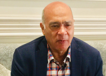  الدكتور عماد الدين عدلى  رئيس المكتب العربى للشباب والبيئة  مبادرة بلدنا تستضيف قمة المناخ بمشاركة الوزارات والجامعات والمحافظات  تشكيل منصات محلية فى كل محافظة لرفع الوعى بقضايا المناخ  ميثاق شرف لمواجهة التغيرات المناخية للمحافظة على البيئة  ضرورة تمويل ودعم الفلاح المصرى لمواجهة تغير المناخ