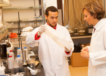 أستاذ الهندسة الميكانيكية بالجامعة الأمريكية بالقاهرة أمال عيسوي: أول عالمة تتخصص في أنابيب الكربون النانونية لتحسين خواص الألومنيوم في مصر‎‎