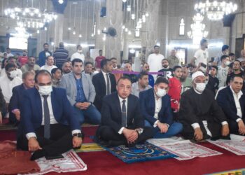 الشريف يشارك المواطنين صلاة عيد الفطر بمسجد «المرسي أبو العباس»