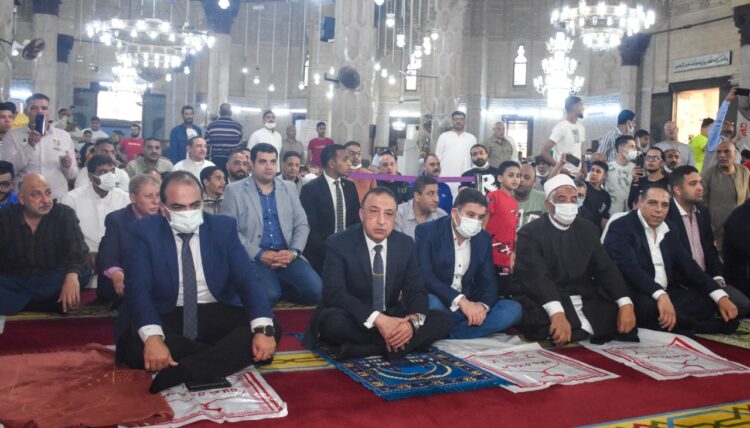 الشريف يشارك المواطنين صلاة عيد الفطر بمسجد «المرسي أبو العباس» 1 الشريف يشارك المواطنين صلاة عيد الفطر بمسجد «المرسي أبو العباس»