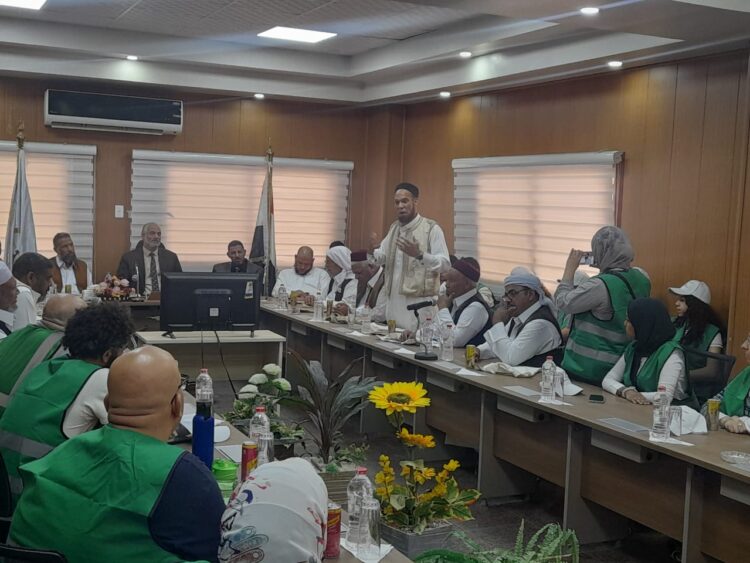 محمد بكر يستقبل بعثة طلابية ضمن برنامج «سيوة بتتكلم أخضر» 1 محمد بكر يستقبل بعثة طلابية ضمن برنامج «سيوة بتتكلم أخضر»
