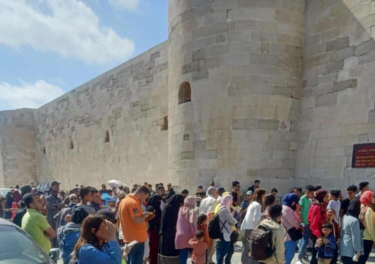 قلعة "قايتباي" تستقبل نحو 23 ألف زائر خلال أيام العيد 1 قلعة "قايتباي" تستقبل نحو 23 ألف زائر خلال أيام العيد