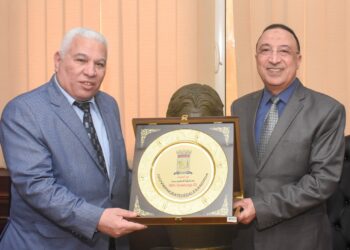 كتب - حمدي شهاب: كرم، اللواء محمد الشريف، محافظ الإسكندرية، بمكتبه، الدكتور محمد سعد، مدير مديرية التربية والتعليم بالإسكندرية، لبلوغه سن التعاقد، وذلك تقديرًا لجهوده خلال فترة عمله بالتربية والتعليم. 