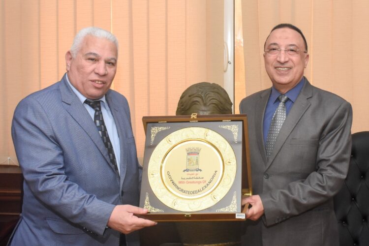 كتب - حمدي شهاب: كرم، اللواء محمد الشريف، محافظ الإسكندرية، بمكتبه، الدكتور محمد سعد، مدير مديرية التربية والتعليم بالإسكندرية، لبلوغه سن التعاقد، وذلك تقديرًا لجهوده خلال فترة عمله بالتربية والتعليم. 