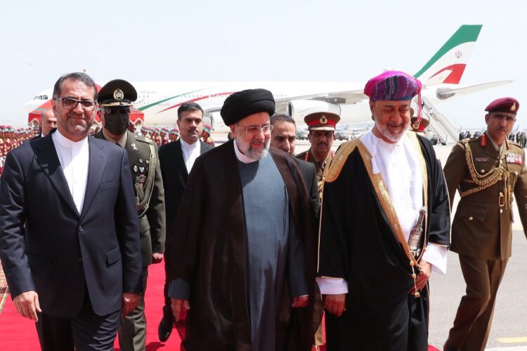 الرئيس الإيراني: عازمون على تطوير العلاقات مع سلطنة عمان بمختلف المجالات