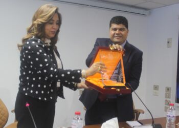 تكريم مشروعات أطفال كلايمثون للتغيرات المناخية و  درع تكريم لمحافظ دمياط