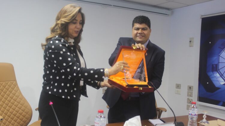 تكريم مشروعات أطفال كلايمثون للتغيرات المناخية و درع تكريم لمحافظ دمياط 1 تكريم مشروعات أطفال كلايمثون للتغيرات المناخية و درع تكريم لمحافظ دمياط