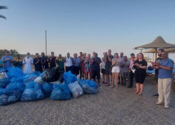 متطوعين ينفذوا حملة لنظافة الشواطىء  بالبحر الأحمر