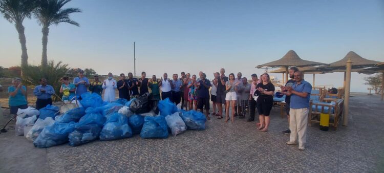 متطوعين ينفذوا حملة لنظافة الشواطىء  بالبحر الأحمر