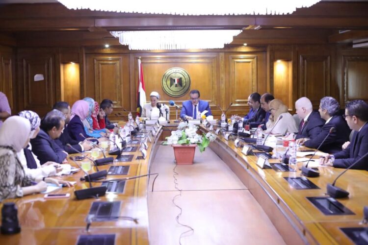 وزيرا التعليم العالي والبيئة يناقشان الاستعدادات لاستضافة مصر قمة المناخ «COP 27» 1 وزيرا التعليم العالي والبيئة يناقشان الاستعدادات لاستضافة مصر قمة المناخ «COP 27»