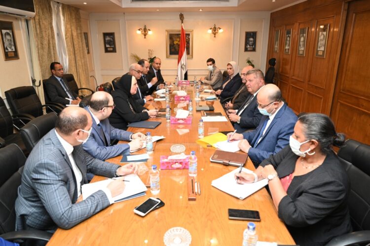 وزيرا التجارة والصناعة وقطاع الاعمال العام يبحثان منظومة تداول الأقطان للموسم الجديد 1 وزيرا التجارة والصناعة وقطاع الاعمال العام يبحثان منظومة تداول الأقطان للموسم الجديد