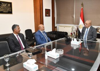 وزير الإسكان يستعرض المسودة النهائية لمشروع إعداد المواصفات الفنية وكراسة الشروط العامة الموحدة لمشروعات المياه والصرف