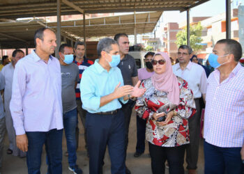 محافظ الغربية يتفقد سير العمل في مواقف السنطة وزفتى وسمنود والمحلة