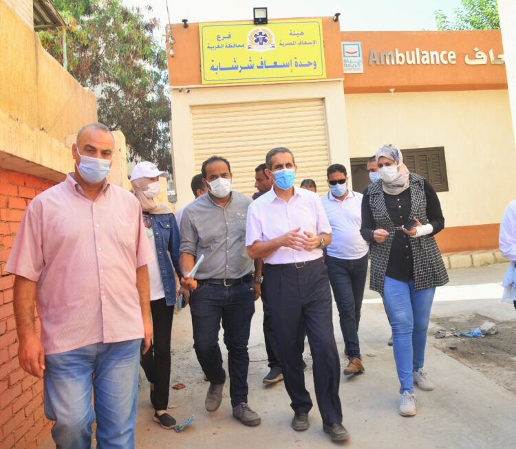 محافظ الغربية يتفقد مشروعات حياة كريمة في ٨ قرى بزفتي