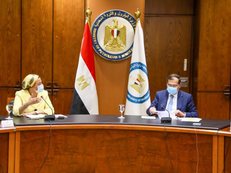 وزيرا البترول والبيئة يبحثان تنظيم فعاليات لخفض الكربون بالصناعة البترولية في مؤتمر المناخ COP27 1 وزيرا البترول والبيئة يبحثان تنظيم فعاليات لخفض الكربون بالصناعة البترولية في مؤتمر المناخ COP27