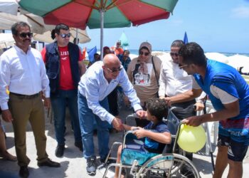 محافظ الإسكندرية يستقبل عدد من جمعيات ذوي الهمم والاحتياجات الخاصة على شاطىء المكفوفين وشاطىء ذوي الهمم بالمندرة المجاني