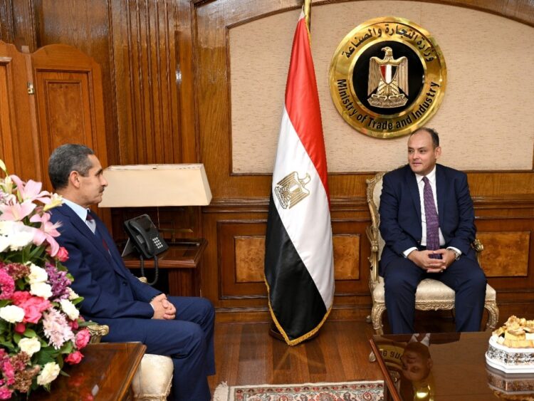 وزير التجارة والصناعة ومحافظ الغربية يستعرضان منظومة التنمية الصناعية بالمحافظة 1 وزير التجارة والصناعة ومحافظ الغربية يستعرضان منظومة التنمية الصناعية بالمحافظة