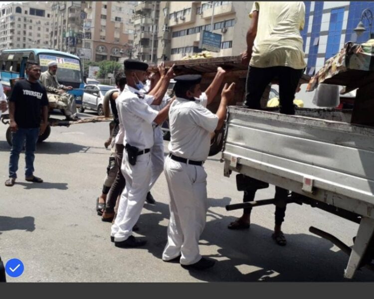 " قنديل " يقود حملة مكبرة لرفع الاشغالات وتيسير الطريق للمواطنين 1 ” قنديل ” يقود حملة مكبرة لرفع الاشغالات وتيسير الطريق للمواطنين