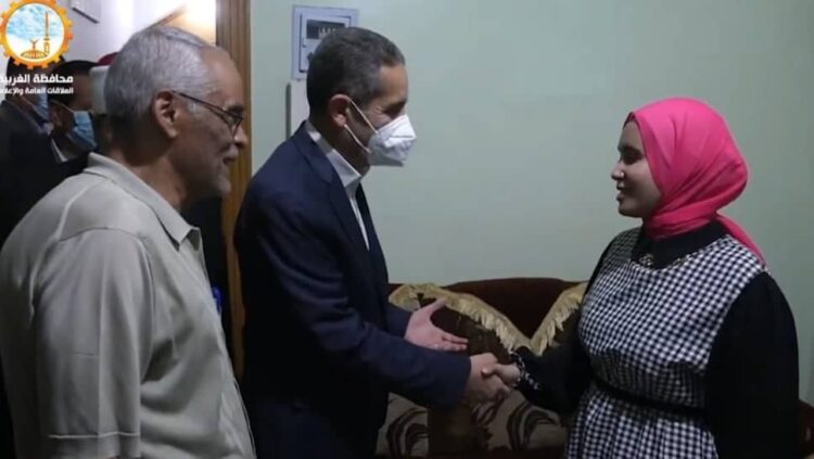 محافظ الغربية يهنئ الأولى على الثانوية الأزهرية في منزلها 1 محافظ الغربية يهنئ الأولى على الثانوية الأزهرية في منزلها