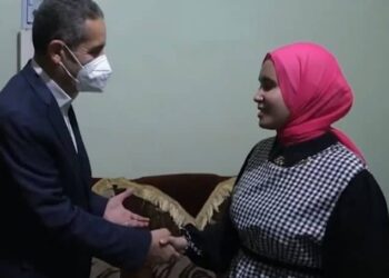 محافظ الغربية يهنئ الأولى على الثانوية الأزهرية في منزلها