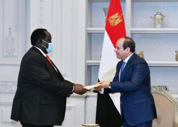 الرئيس السيسي يتلقى رسالة خطية من رئيس جنوب السودان سلفا كير سلمها مستشاره للشؤون الأمنية بحضور اللواء عباس كامل رئيس المخابرات العامة المصرية