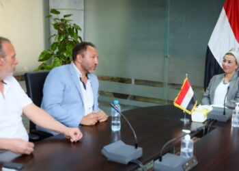 وزيرة البيئة تبحث   مع مسئولي جمعية مستثمرى 6 اكتوبر اطلاق مبادرة زراعة 5مليون شجرة