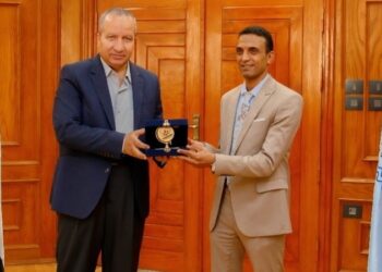 رئيس جامعة السويس يكرم الدكتور احمد الدسوقى لتميزه فى البحث العلمى