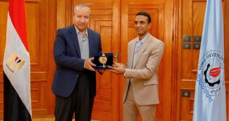 رئيس جامعة السويس يكرم الدكتور احمد الدسوقى لتميزه فى البحث العلمى 1 رئيس جامعة السويس يكرم الدكتور احمد الدسوقى لتميزه فى البحث العلمى