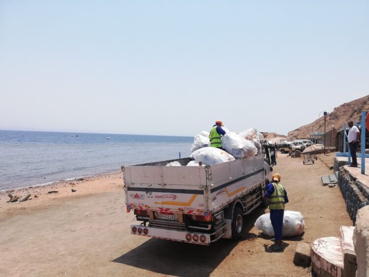 البيئة تنظم حملة مكبرة لحماية النظم البيئية بمحمية أبو جالوم 1 البيئة تنظم حملة مكبرة لحماية النظم البيئية بمحمية أبو جالوم