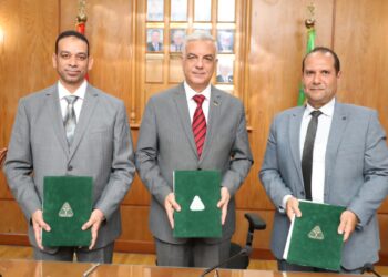 رئيس جامعة المنوفية يوقع عقد شراء أحدث جهاز أشعة عمليات العظام للمستشفى الجامعي