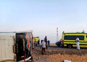 إصابة 13 شخصا في انقلاب أتوبيس على طريق أبو سمبل جنوب أسوان