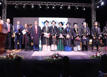 عمال مصر تكرم أوائل دفعة اكاديمية الدلتا للعلوم والتكنولوجيا بالمنصورة