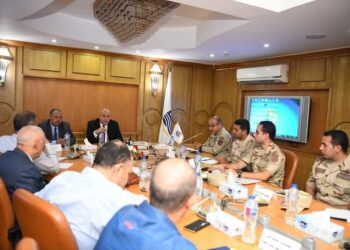 محافظ قنا يبحث الموقف التنفيذى لمشروعات حياة كريمة