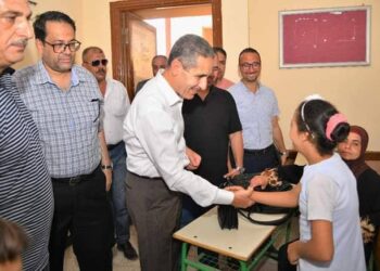 رحمي يتفقد استعدادات المدارس ببسيون ويوجه بمكافاة استثنائيه لمديرة مدرسة سعد الدين الشاذلي