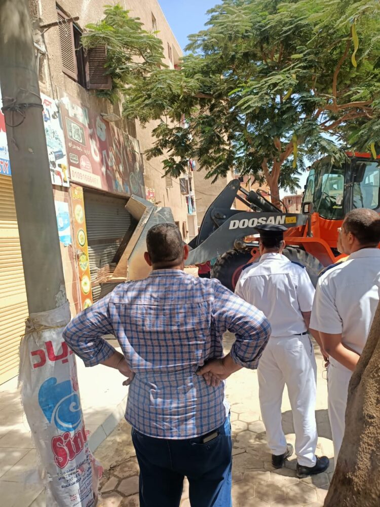 وزير الإسكان يُصدر 12 قراراً وزارياً لإزالة مخالفات البناء والتعديات بالقطاع الأول للساحل الشمالي الغربي 1 وزير الإسكان يُصدر 12 قراراً وزارياً لإزالة مخالفات البناء والتعديات بالقطاع الأول للساحل الشمالي الغربي