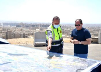 الرئيس السيسي يتفقد الأعمال الإنشائية لتطوير عدد من الطرق والمحاور بالقاهرة الكبرى